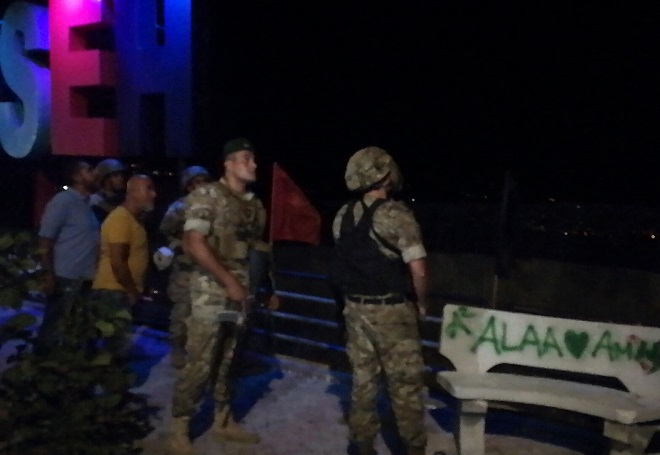 جنود لبنانيون يتجمعون في قرية العديسة الجنوبية بعد أن فتحوا النار على طائرة إسرائيلية بدون طيار